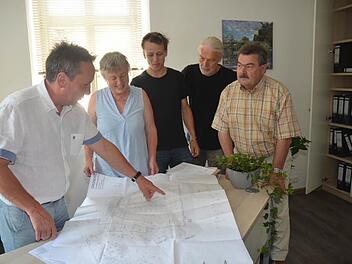 Norbert Gräbner (v. l.) erörtert Edith Memmel, Benedikt Schäfer, Helmut Wesolek und Richard Rauh anhand eines Bebauungsplanes die Einstellung des Marktes Marktrodach für Erneuerbare Energien.  Foto: Hofmann