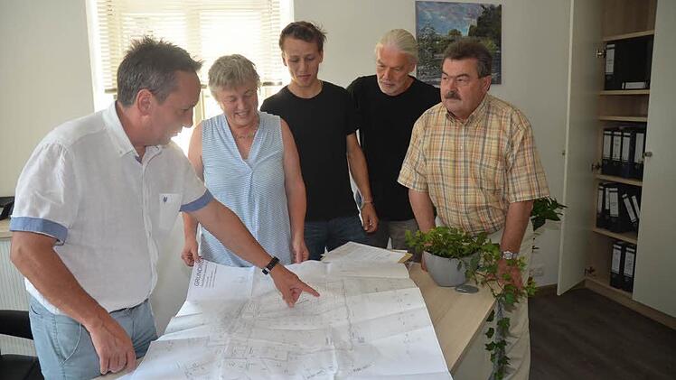 Norbert Gräbner (v. l.) erörtert Edith Memmel, Benedikt Schäfer, Helmut Wesolek und Richard Rauh anhand eines Bebauungsplanes die Einstellung des Marktes Marktrodach für Erneuerbare Energien.  Foto: Hofmann