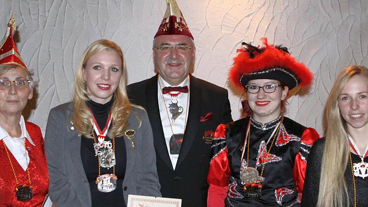 Die neuen Ehrenträger des Vereins (von links): Rosel Goldfuß (goldene Ehrennadel), Monique Fuß (Till von Franken), Klaus Mültner vom Fasnachtsverband, Sandy Worschech (silberne Ehrennadel) und Diana Paul (Verdienstorden). Foto: Thomas Dill