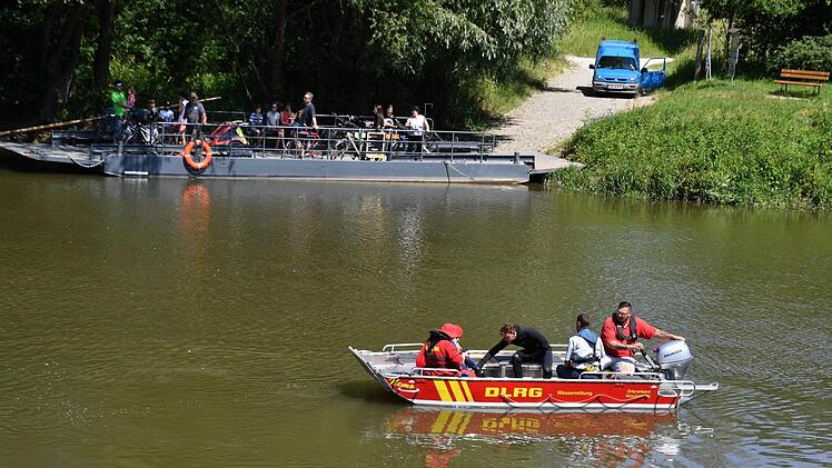 Zwischen Pettstadt und Bug wurde am Mittwoch in der Regnitz die Leiche eines 39-Jährigen entdeckt, der Mann war wohl bei einem Badeunfall ums Leben gekommen. Foto: Ronald Rinklef