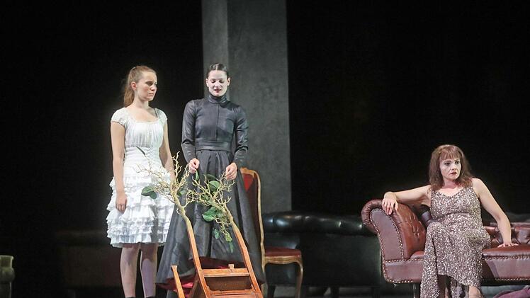 Szene aus "Wallenstein" am Landestheater Coburg.Foto: Henning Rosenbusch