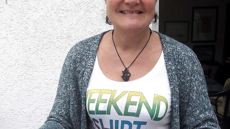 Christina Daßler füllt einen Geburtstagsbeutel.