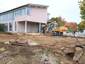 Auf dieser Fläche entsteht der eingeschossige Anbau an die Anton-Wölker-Schule in Höchstadt. Ursprünglich war hier eine Hausmeisterwohnung geplant.  Foto: Andreas Dorsch