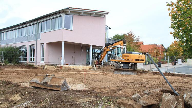 Auf dieser Fläche entsteht der eingeschossige Anbau an die Anton-Wölker-Schule in Höchstadt. Ursprünglich war hier eine Hausmeisterwohnung geplant.  Foto: Andreas Dorsch