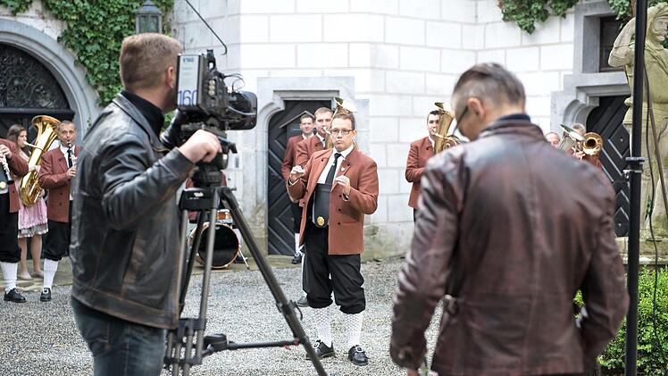 Fernsehaufnahmen mit OHM. Der Orchesterleiter immer im Fokus der Kameras. Fotos: Karl-Heinz Hofmann
