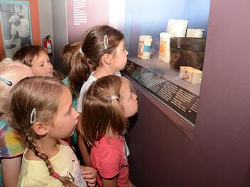Die Kinder lernen im Bäckereimuseum, wie aus Mehl, Hefe, Wasser und Salz Brot entsteht. Fotos: Dagmar Besand