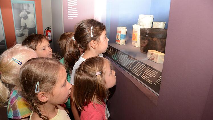 Die Kinder lernen im Bäckereimuseum, wie aus Mehl, Hefe, Wasser und Salz Brot entsteht. Fotos: Dagmar Besand