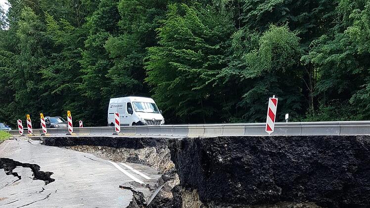 Die Straße in einer der Serpentinen am Hambach war metertief eingebrochen.Eckehard Kiesewetter
