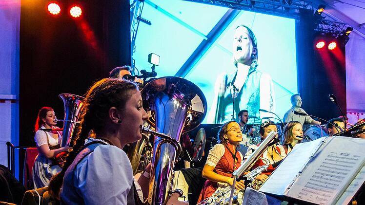 Beste Stimmung im Festzelt: Die Original Prinz Albert Blasmusik spielte beim "Oktopafest" auf dem Coburger Schlossplatz.Foto: Jochen Berger