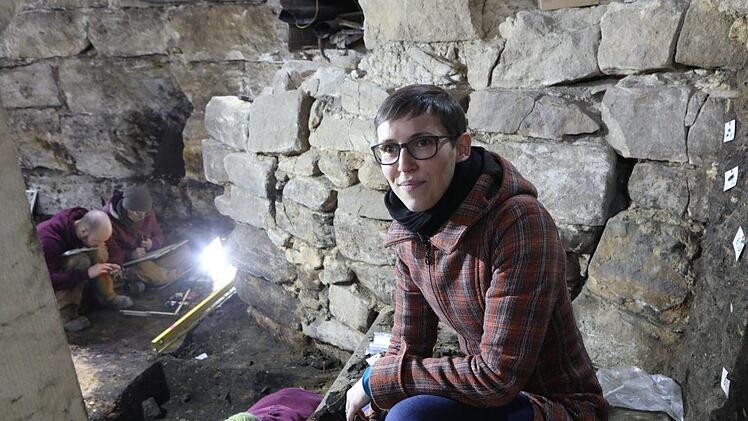Ivonne Weiler-Rahnfeld vom Bayerischen Landesamt für Denkmalpflege zeigt die Grabungsstätte. Foto: Barbara Herbst