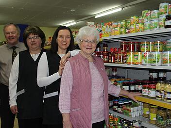 Für Dieter, Roswitha, Sabrina und Elfriede Schirmer (von links) ist ihr Dorfladen weit mehr als nur ein einfaches Geschäft. Foto: Veronika Schadeck
