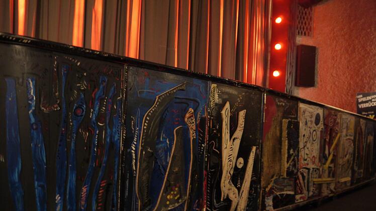 Auch weitere Elemente des Kinosaals gestaltete Rochus Kuhn. Zeitlos sollte es sein, hatte sich Bruno Schneyer gewünscht. Zeitlose Kunst ist es geworden.