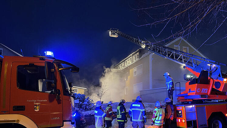 Ausgedehnter Zimmerbrand: Feuerwehr rettet sieben Personen