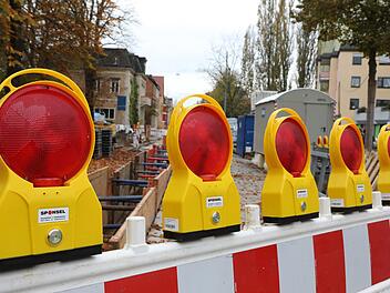 Gleich drei Baustellen in der Stadt Kulmbach ruhe derzeit. Der Grund: Ein Mitarbeiter der Baufirma ist positiv auf das Coronavirus getestet worden, seine Kollegen mussten in Quarantäne.