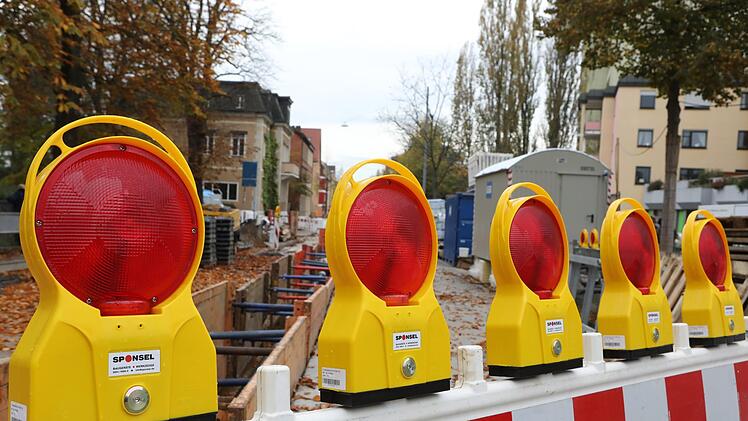 Gleich drei Baustellen in der Stadt Kulmbach ruhe derzeit. Der Grund: Ein Mitarbeiter der Baufirma ist positiv auf das Coronavirus getestet worden, seine Kollegen mussten in Quarantäne.