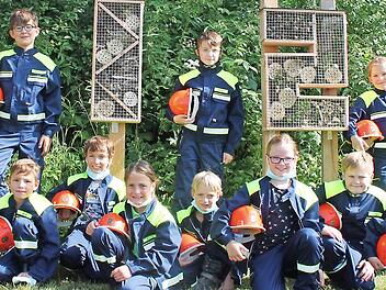Der Kirchehrenbacher Feuerwehrnachwuchs vor den neuen Insektenhotels &ndash; f&uuml;r das Foto hatten die Kinder ihre Masken kurzzeitig abgenommen.