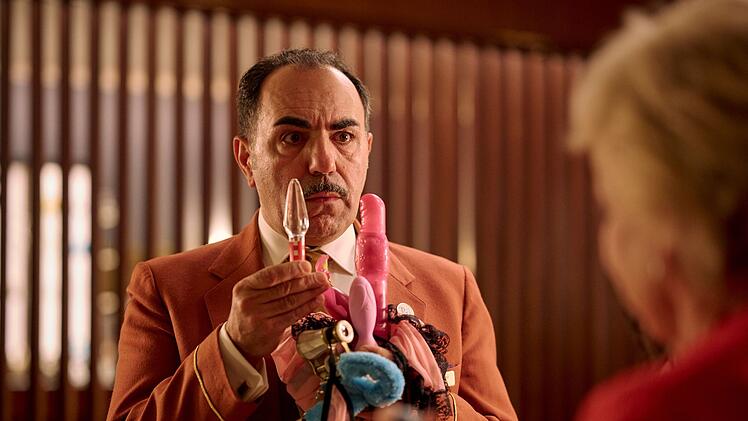 In der neuen Comedy-Serie "Nighties" wird das Nachtleben zum Abenteuer. Im M&uuml;nchner Hotel Prinzenhof erlebt das Nachtschicht-Team jede Menge schr&auml;ge G&auml;ste, absurde Zwischenf&auml;lle und kuriose Situationen. Ein Highlight der Serie: Concierge Charles (Adnan Maral).