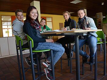 "Die Hochstühle sind cool", ist das einhellige Urteil der Schülerinnen und Schüler, die gerne in die neue Mensa kommen. Foto: E. Assmann