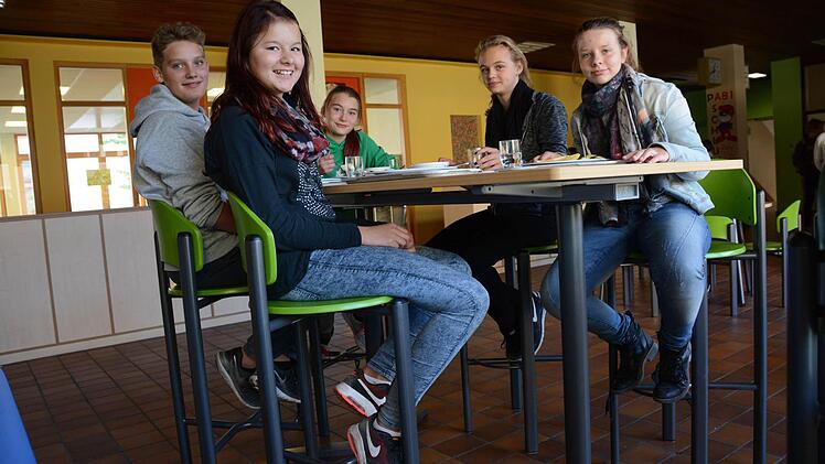 "Die Hochstühle sind cool", ist das einhellige Urteil der Schülerinnen und Schüler, die gerne in die neue Mensa kommen. Foto: E. Assmann