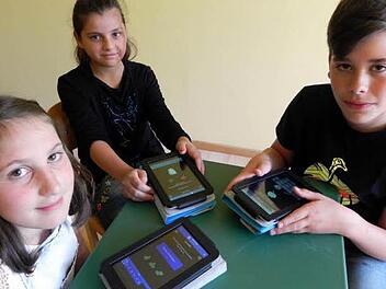 Leonie, Safa und Pascal con der Grund- und Mittelschule Wildflecken sind bereits digitale Lernprofis. Foto: Manfred Mellenthin