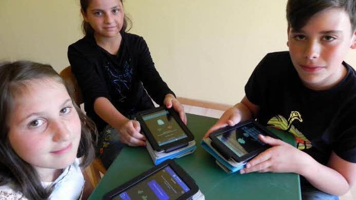 Leonie, Safa und Pascal con der Grund- und Mittelschule Wildflecken sind bereits digitale Lernprofis. Foto: Manfred Mellenthin