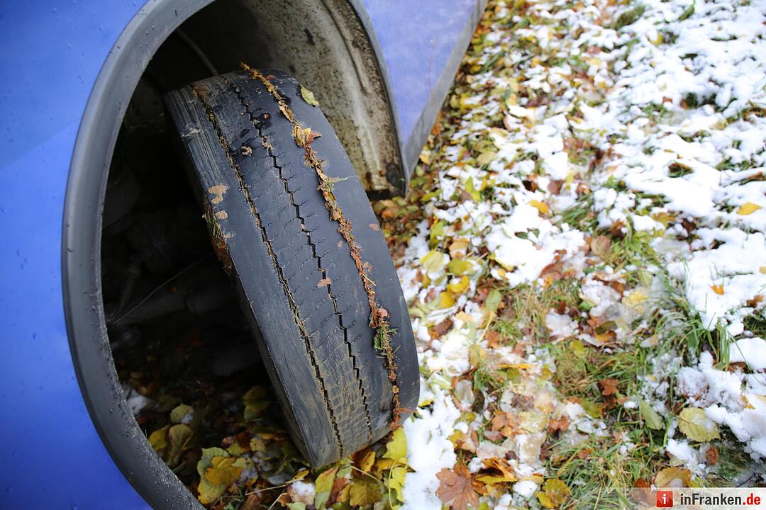 Schulbusunglück bei erstem Schnee – Bus rutscht 300 Meter den Hang hinab – Kinder zum Glück keine im Bus