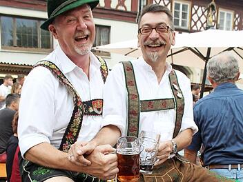 Zwei Originale in originaler Tracht: Hans Klotz und Harald Konietzko beim gemeinsamen Besuch des Bierbrauerfestes  Foto: Markus Häggberg