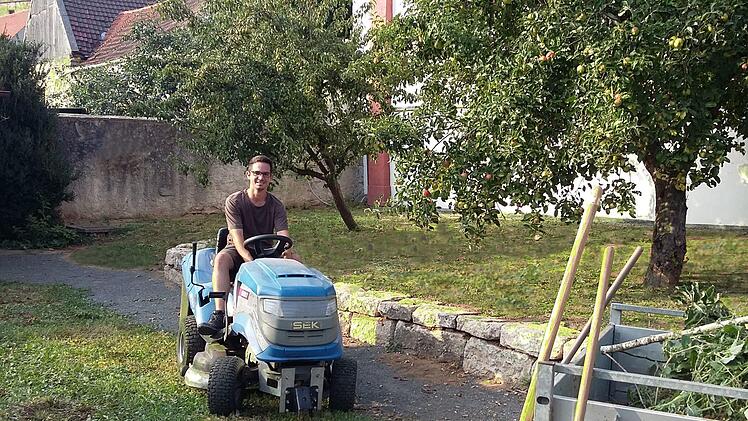 Der Pfarrgarten in Ebenhausen wird für die "Cocktail Summer Night" hergerichtet. Foto: Sebastian Dees