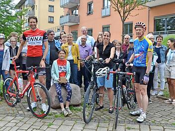 Eifrige Herzogenauracher Radler wurden zur Preisverleihung eingeladen. Vorne die drei Einzelsieger Hans-Jürgen Kopperger (Enna-Trikot), Caroline Credé und Hartmut Borkenhagen  Fotos: Bernhard Panzer