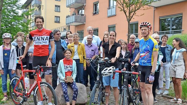 Eifrige Herzogenauracher Radler wurden zur Preisverleihung eingeladen. Vorne die drei Einzelsieger Hans-Jürgen Kopperger (Enna-Trikot), Caroline Credé und Hartmut Borkenhagen  Fotos: Bernhard Panzer