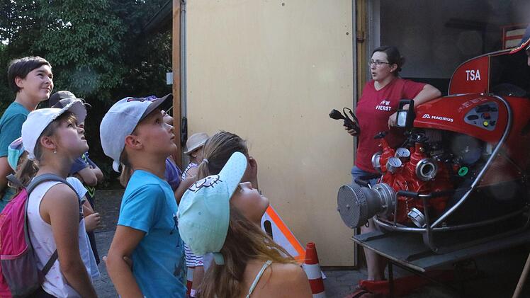 Beim Thema "Alarmierung" durfte natürlich ein Blick zur Sirene auf dem Dach des Feuerwehrhauses nicht fehlen. Foto: Janina Reuter-Schad