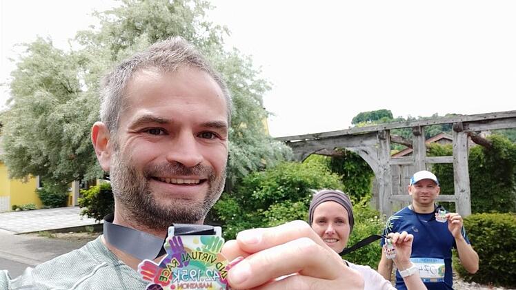 Medaillen-Freude nach 42.195 Metern beim "Visions for Children"-Lauf.