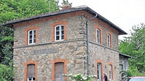 Den alten Bahnhof in Maßbach will die Marktgemeinde seit Jahren kaufen. Nun steht Geld für den Kauf einer Grundstücks-Teilfläche und für einen Rahmenplan zur Nutzung im Haushalt. Foto: Dieter Britz