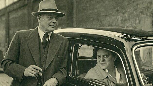 Der Burgkunstädter Versandhauspionier Friedrich Baur mit seiner Frau Kathi im Jahr 1952: Auf seine Ehefrau wurde von der katholischen Kirche Druck ausgeübt, um ihren Mann zum Austritt aus der Kulmbacher Freimaurer-Loge zu bewegen.  Foto: Czapla