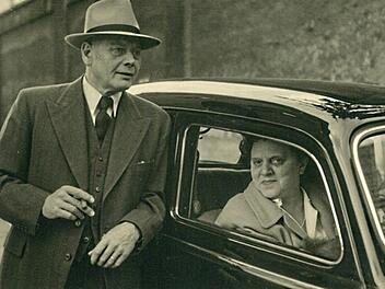 Der Burgkunstädter Versandhauspionier Friedrich Baur mit seiner Frau Kathi im Jahr 1952: Auf seine Ehefrau wurde von der katholischen Kirche Druck ausgeübt, um ihren Mann zum Austritt aus der Kulmbacher Freimaurer-Loge zu bewegen.  Foto: Czapla