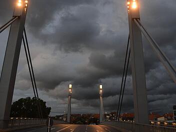 Gewitterstimmung über der Bamberger Löwenbrücke.  Foto: Ronald  Rinklef