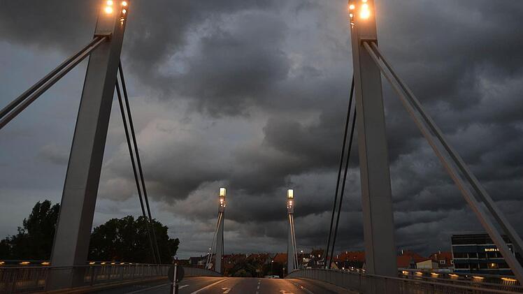 Gewitterstimmung über der Bamberger Löwenbrücke.  Foto: Ronald  Rinklef