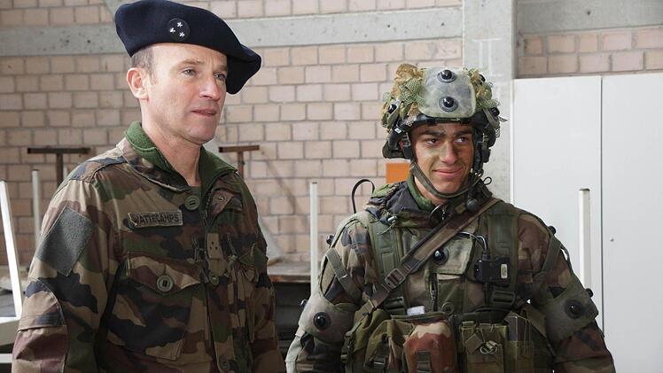 Generalmajor Hervé Wattecamps mit einem Soldaten