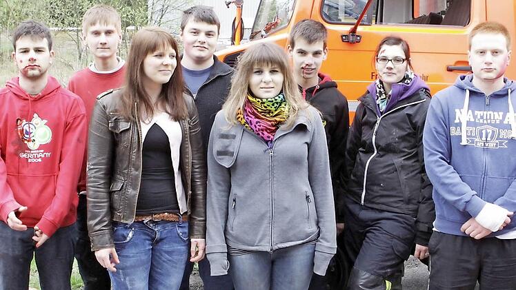 Die acht freiwilligen Unfallopfer. Opfer neun war eine präparierte Puppe.