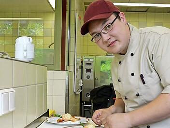 Francesco Weber vom Hotel Mercure in Schweinfurt ist einer von insgesamt 54 Köchen die derzeit ihre Gesellenprüfung an der staatlichen Berufsschule Bad Kissingen ablegen.  Fotos: Peter Rauch