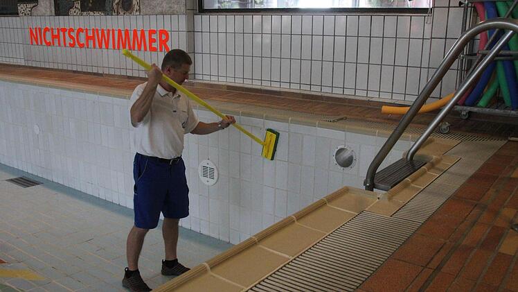 ... denn auch das kleine Becken muss gründlich gesäubert werden.