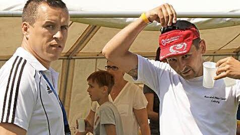 Organisator Oliver Stark (l.) im Gespräch mit Rainer Kirchner von der LG Veitenstein, der gleich zwei Läufe absolvierte: Den Hobbylauf über 5,7 km gewann er und anschließend kam er im Hauptlauf über 11,8 km auf Platz 6.