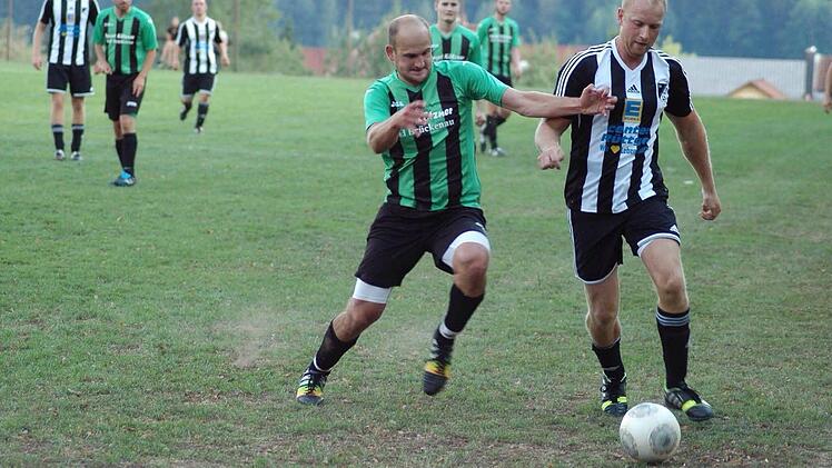 André Römmelt (Oberbach) möchte den Ball, noch hat ihn Christoph Baier. Foto: Sebastian Schmitt