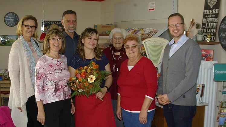 Claudia Schaub (l.) und Renate Graser (2. v. r.) vom Aktions-Kreis, Heiko Vöth (r.) sowie die Hausbesitzer Rita, Elmar Bürger und Regina Metz (hintere Reihe (v. l.) gratulierten Gülin Zeisberg (M.) zum ersten Jahrestag.  Foto: Winfried Ehling