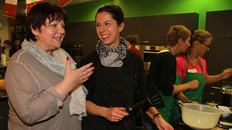Susanne Striegl (rechts) und Schulleiterin Ulrike Endres. Foto: Sonny Adam