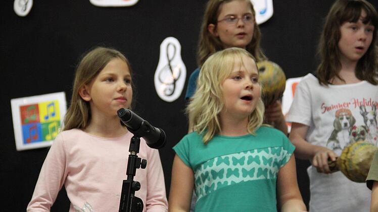 Die Grund- und Mittelschule Mainleus hat ein fröhliches und abwechslungsreiches Konzert gegeben. Hier die zweiten Klassen bei "Der Löwe schläft heut' Nacht".