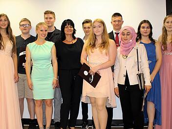 Birgit Herré mit den Schulbesten des Jahrgangs 2017 (von links): Lisa Düring, Sven Stoeck, Diana Schlereth, Justin Bauer, Birgit Herré, Kevin Tris (hinten) Laura Schreiner, Dominik Schleicher, Rula Alrachid, Emilia Zeier und Veronika Melser. Foto: Julia Raab