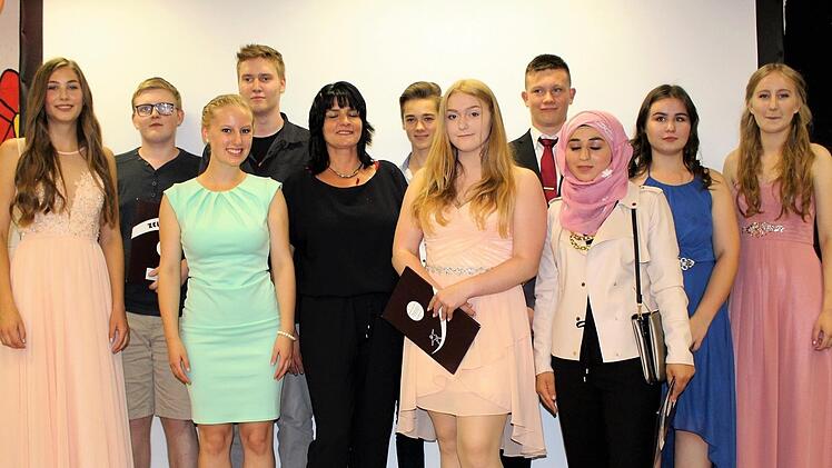 Birgit Herré mit den Schulbesten des Jahrgangs 2017 (von links): Lisa Düring, Sven Stoeck, Diana Schlereth, Justin Bauer, Birgit Herré, Kevin Tris (hinten) Laura Schreiner, Dominik Schleicher, Rula Alrachid, Emilia Zeier und Veronika Melser. Foto: Julia Raab