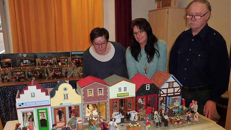 Imposant die Ladenstraße. Mit im Bild (v. l.): Hanni Fischer, Conny Schmitt und Jochen Fischer. Im Hintergrund der Weihnachtsmarkt. Foto: Gerd Fleischmann