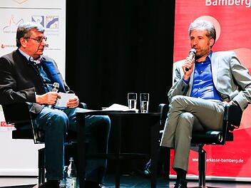 Rudolf Görtler (l.) diskutierte mit dem  Tübinger OB Boris Palmer    über dessen Buch "Wir  können nicht allen helfen". Matthias Hoch